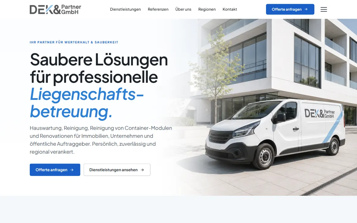 Startseite von DEK & Partner am Computer